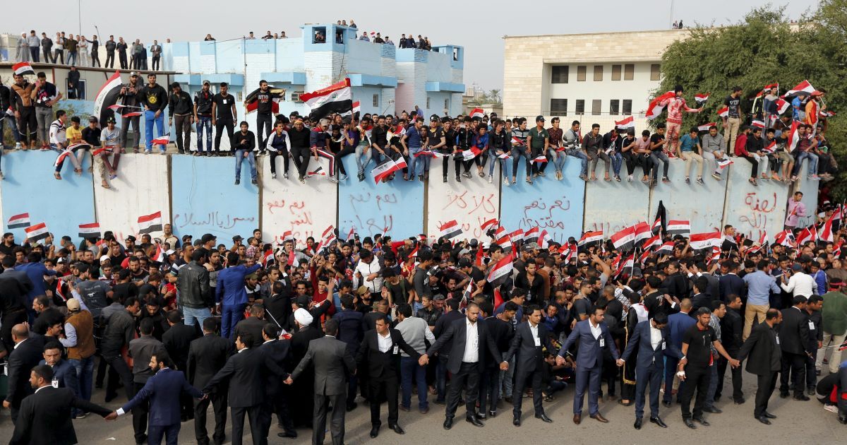 Сторонники выдающегося иракского шиитского священнослужителя Муктады ас-Садра выкрикивают лозунги во время акции протеста против коррупции во власти за пределами Зеленой зоны в Багдаде, Ирак. / © Reuters