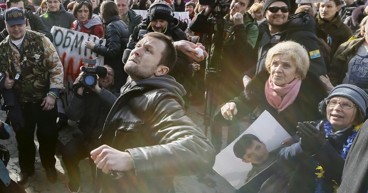 Люди бросали яйца в здание посольства / © Reuters