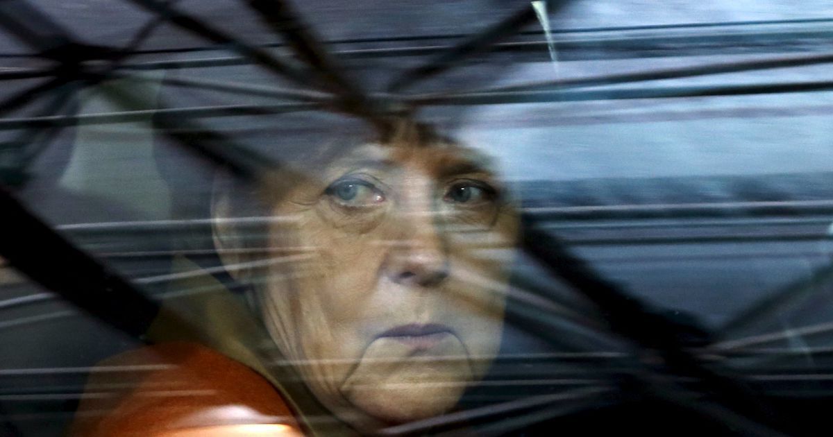 Канцлер Германии Ангела Меркель прибывает на саммит Турция-ЕС в Брюсселе. Евросоюз рассчитывает помочь Анкаре обуздать приток беженцев и мигрантов, которые затем проникают в Европу. / © Reuters