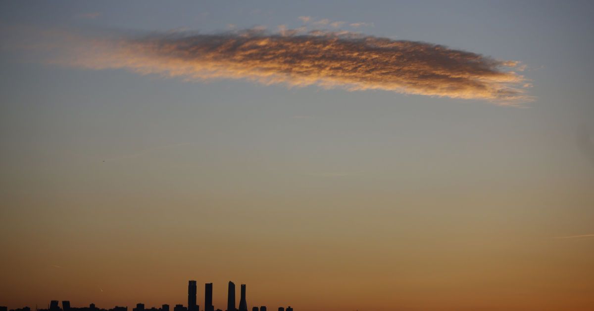 Небоскребы делового района Мадрида видно во время заката. / © Reuters