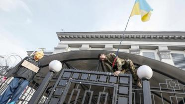 Люди бросали яйца в здание посольства / © Reuters