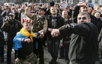 У Авакова пикеты под представительствами РФ в Украине назвали "вандализмом"