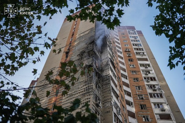РФ влучила у багатоповерхівку в Києві. / © ДСНС