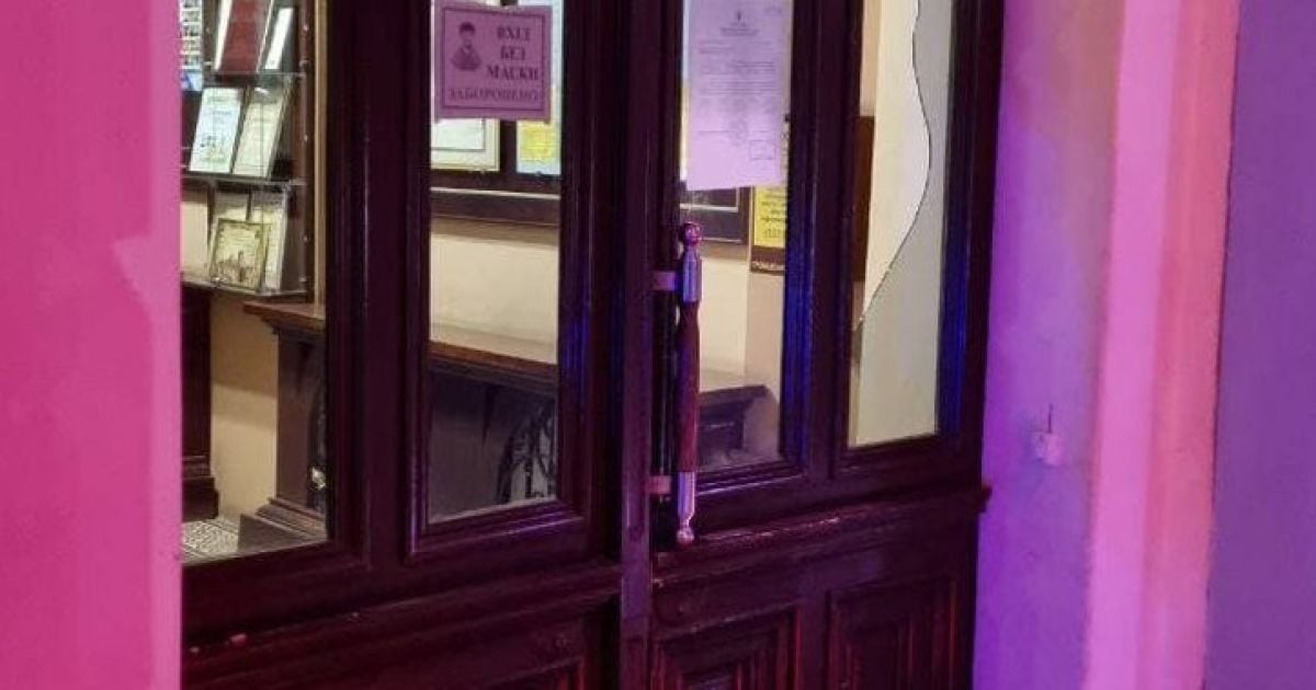 Вибивав двері міськради і погрожував "невидимою" зброєю: у Чернівцях чоловіка госпіталізували до психлікарні