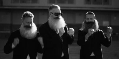 Участники Depeche Mode предстали с пышными бородами в черно-белом клипе