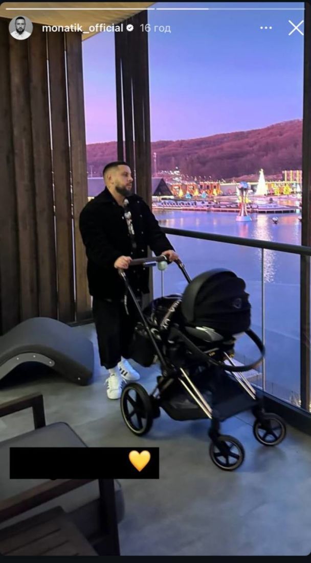 MONATIK с новорожденным сыном / © instagram.com/monatik_official