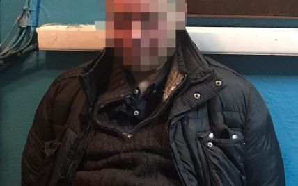 У метро Києва п’яний чоловік напав на поліцейського