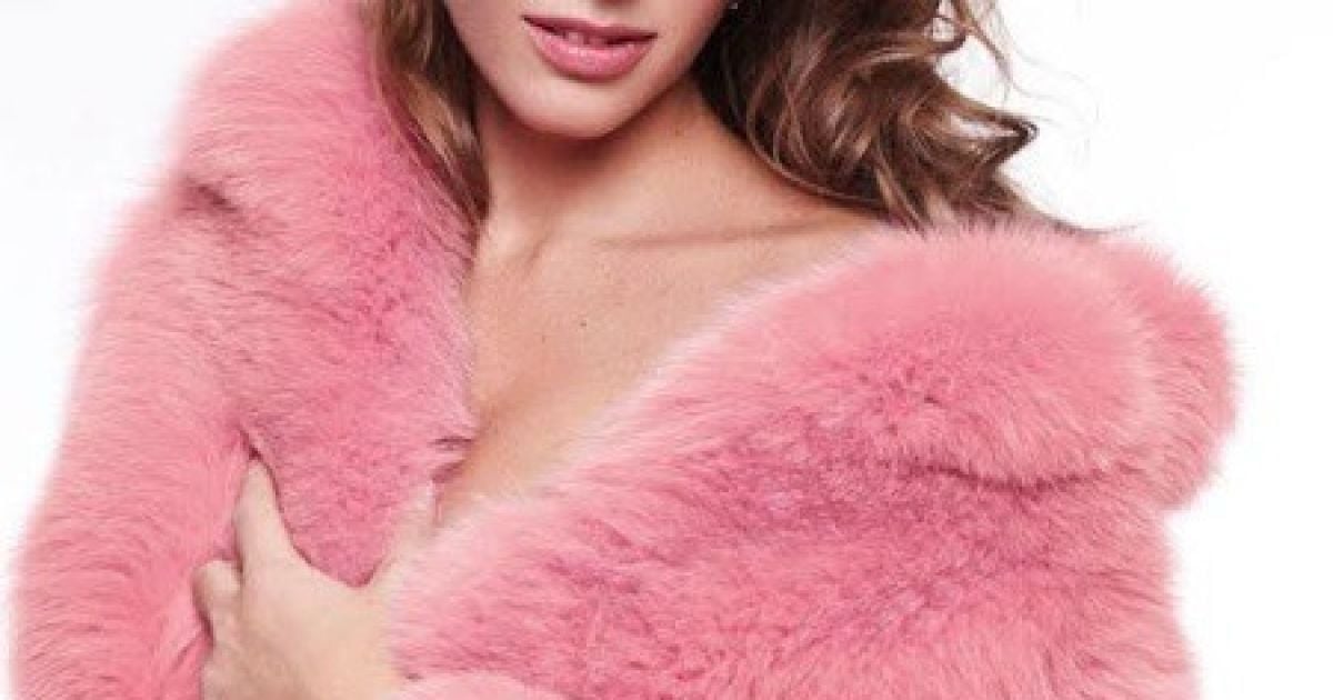Игривая Катерина Осадчая позировала в розовой шубке на голое тело