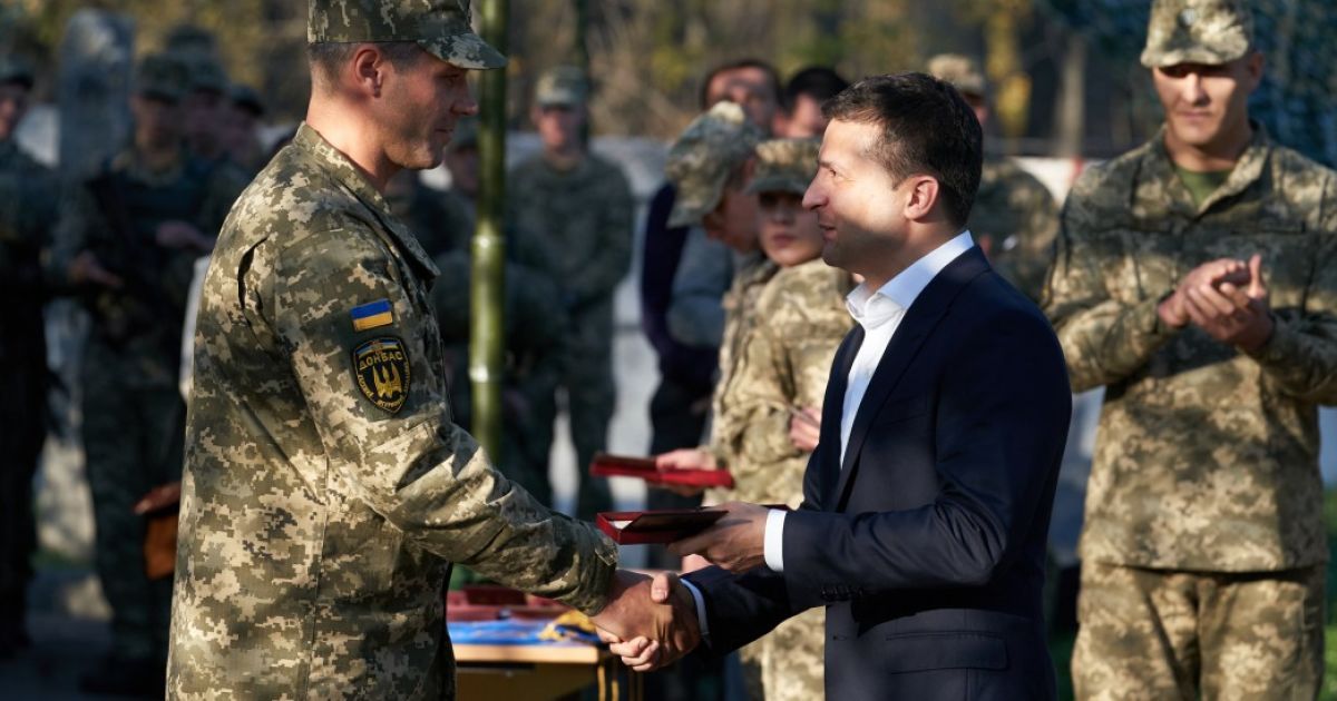 Президент на Донеччині нагородив бійців ООС та присвоїв почесні найменування бригадам