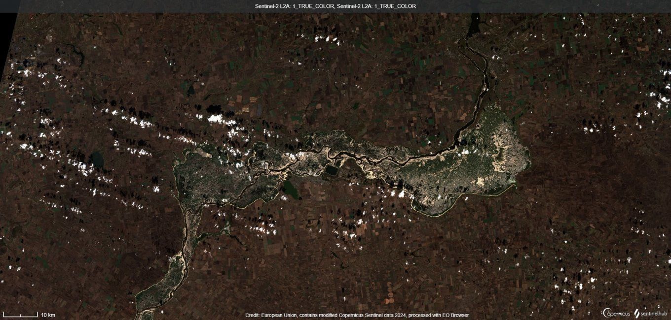 Бо є поєднанням річища самого Дніпра, заплав, заболочених та підтоплених ділянок. 5