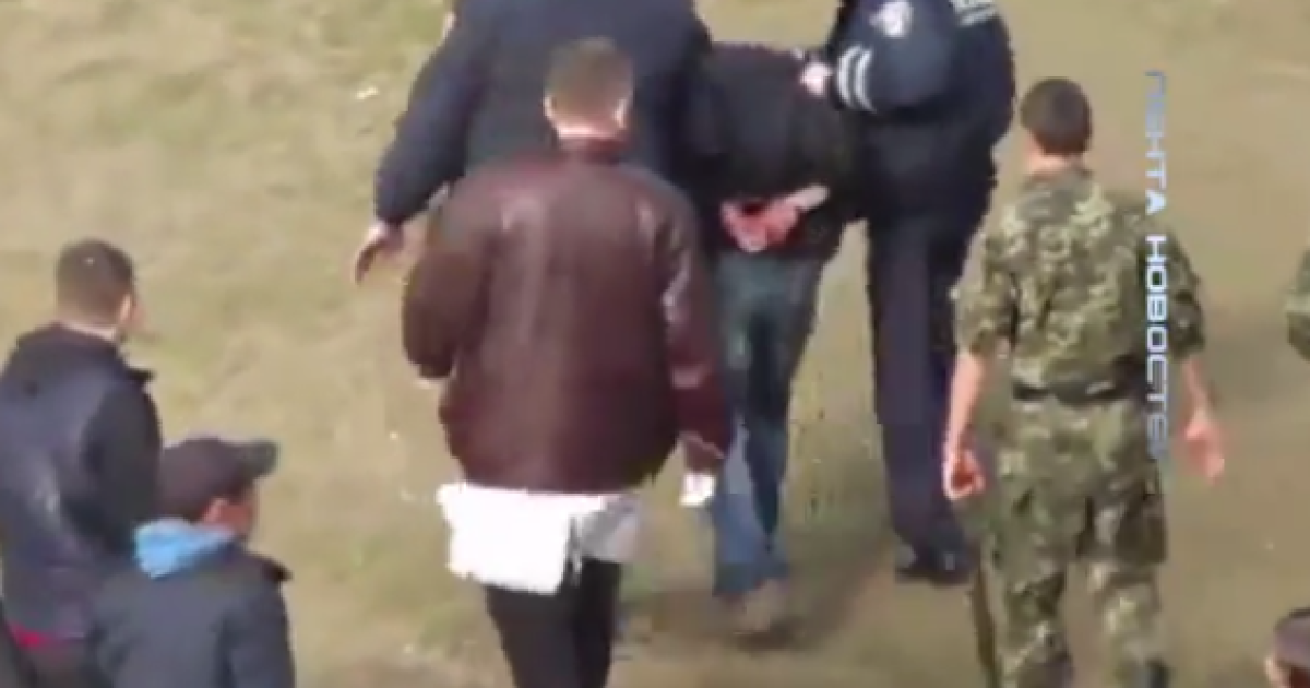 Мужчину, взорвавшего гранату, задержали местные жители и передали милиции.