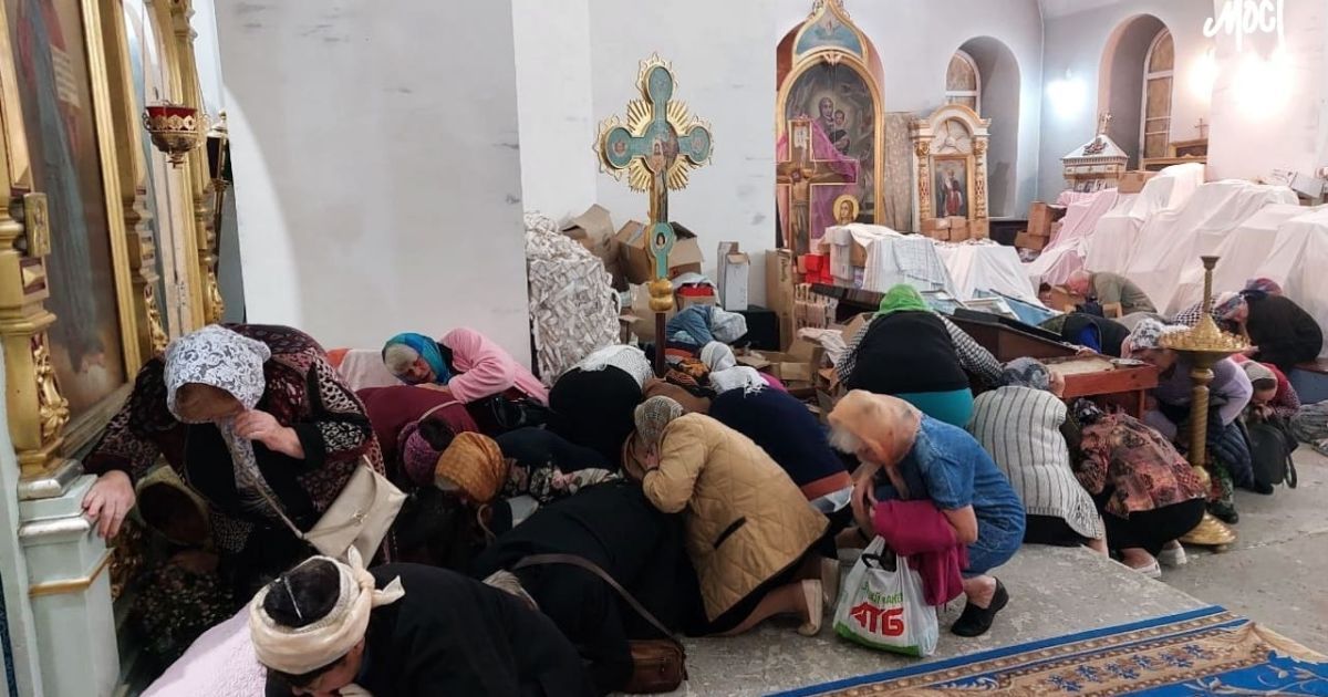 Віряни у церкві Херсона під час обстрілу 8 жовтня / Фото: "Мост"