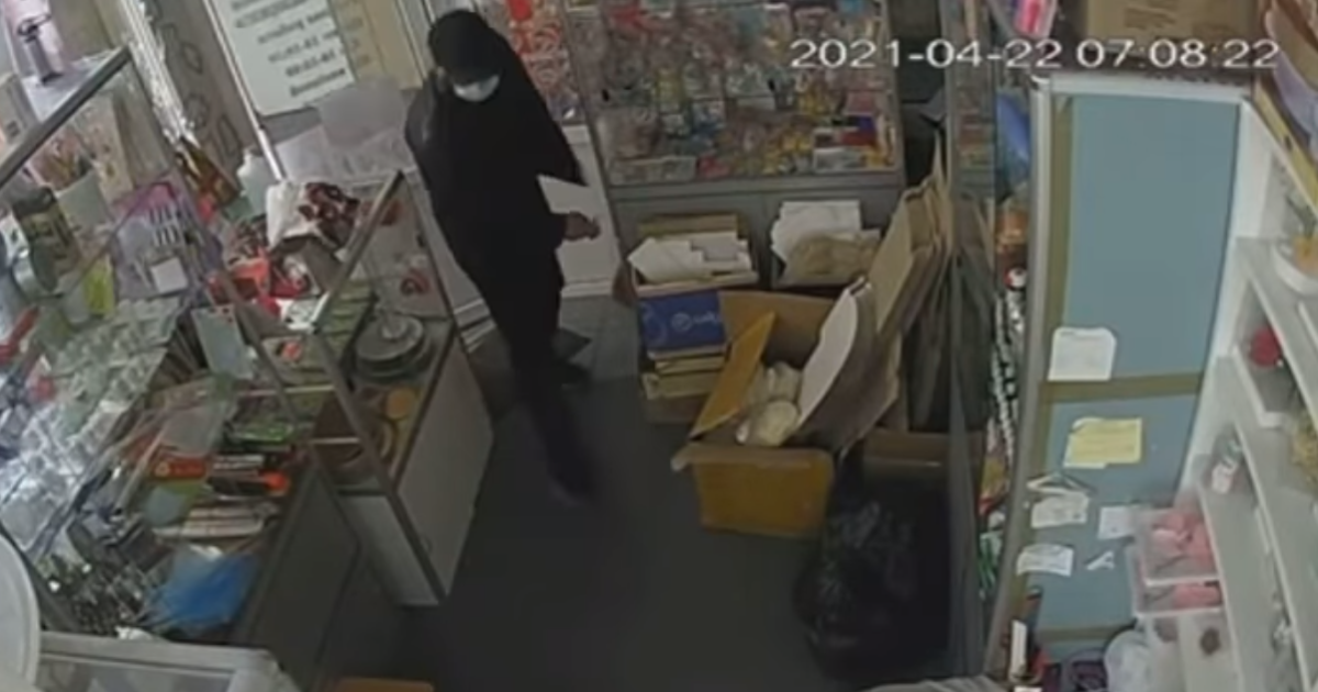 В Киеве ограбление магазина попало на видео: неизвестный похитил ноутбук и деньги из кассы