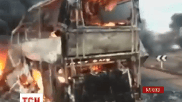 В Марокко пассажирский автобус столкнулся с грузовиком, который перевозил топливо