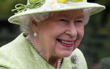 У салатовому пальті та капелюсі з квітами: королева Єлизавета II з'їздила на ферму