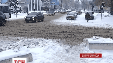 В Днепропетровске коммунальщики расчищают основные пути