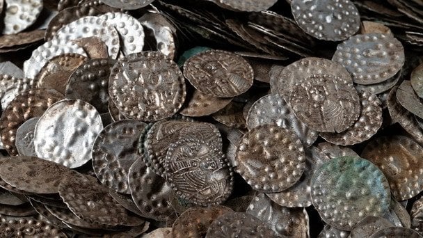 Знахідка на мільйон: жінка під час прогулянки виявила середньовічний скарб
