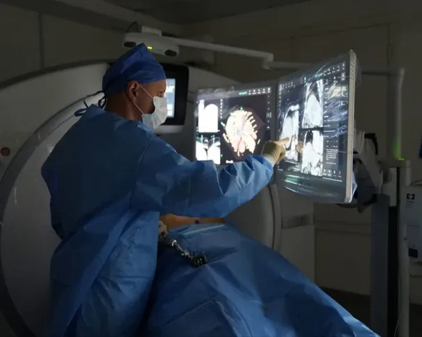 У Львові провели унікальну операцію: медики за допомогою ШІ знищили метастази у печінці пацієнтки