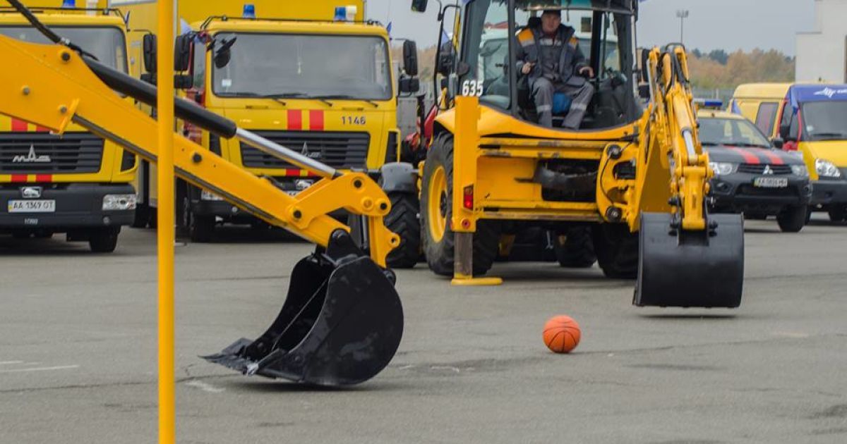 Во время соревнований операторов и водителей спецтехники в Киеве / © Киевводоканал