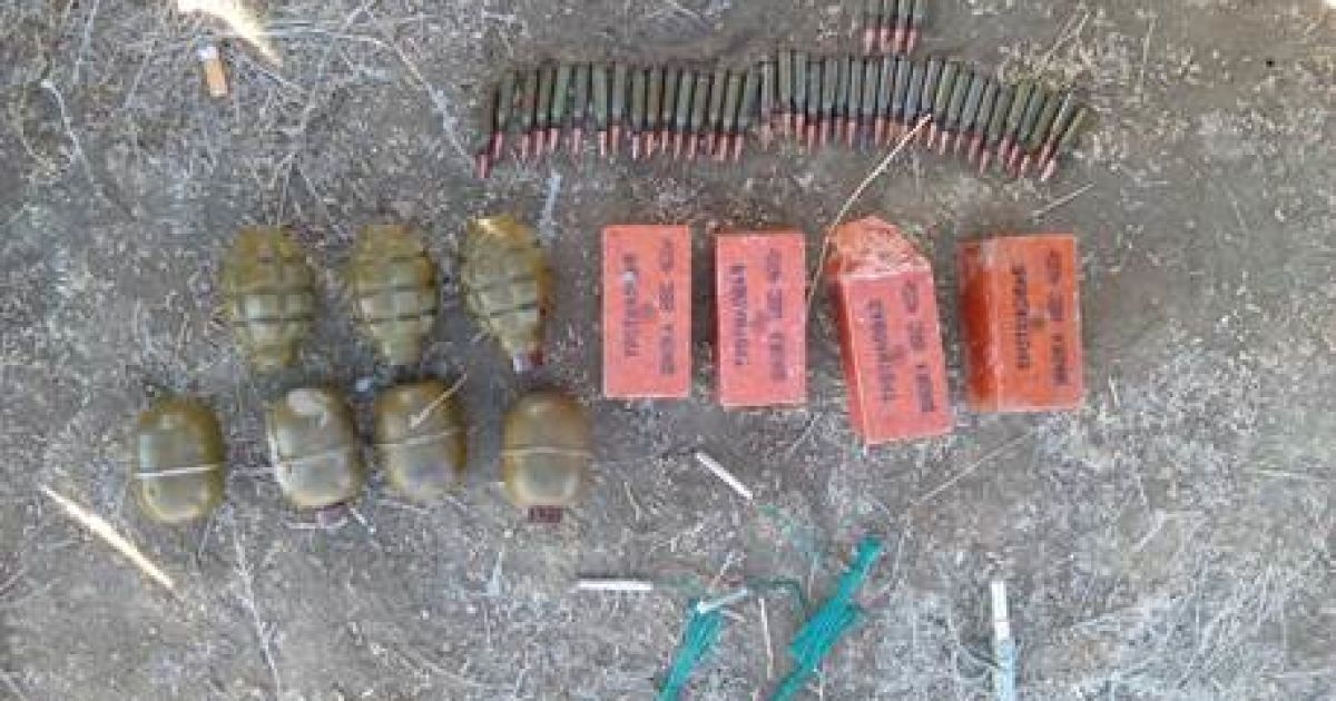 Бойовики в печері під Артемівськом ховали гранати, карту Горлівки та бланк пропуску із зони АТО