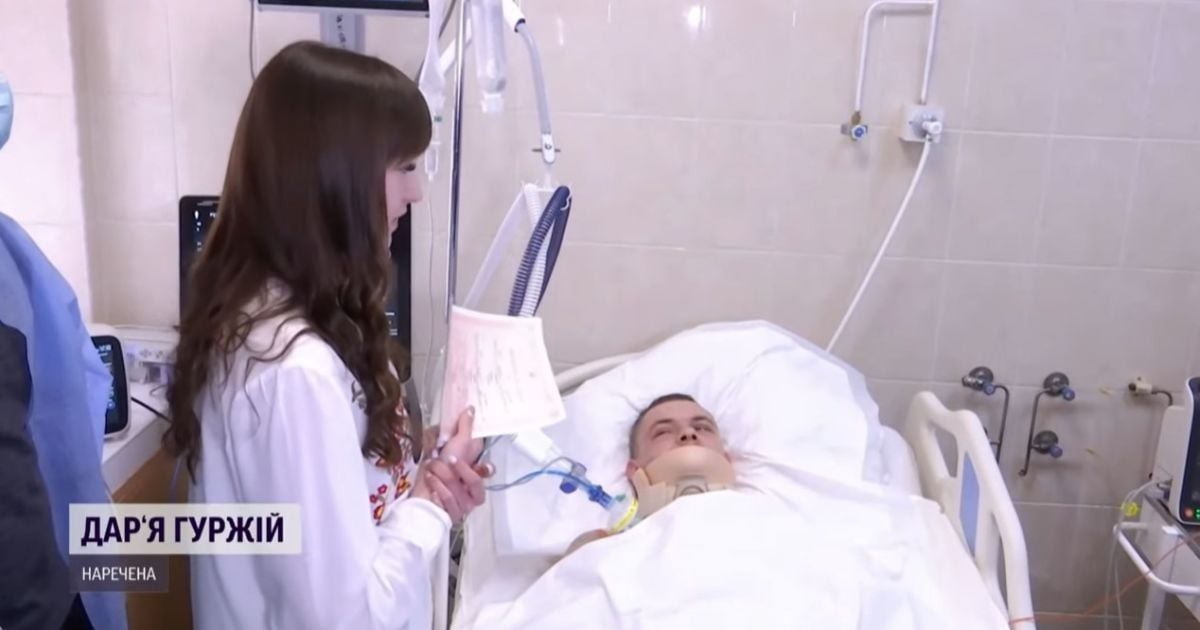 Він сказав "так"!: дівчина освідчилася коханому бійцю в реанімації Дніпра і їх одружили просто там