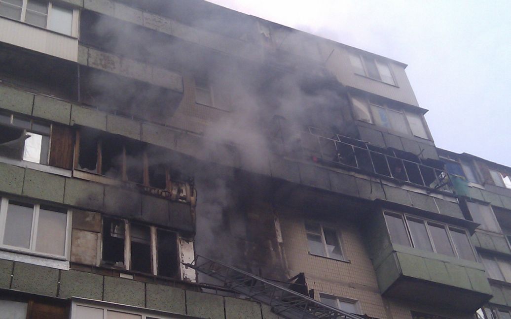Пожарные эвакуировали 20 человек из горящего дома / © facebook.com/MNS.GOV.UA