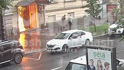 Момент підпалу будівлі військкомату у Санкт-Петербурзі