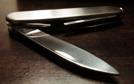 Під Києвом чоловік поранив себе ножем в супермаркеті (відео 18+)