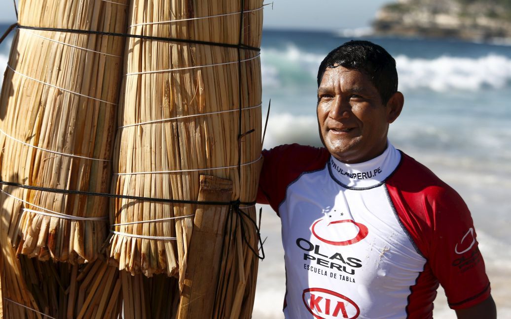 Карлос &laquo;Хуевито&raquo; Ареола покоряет волны на необычной перуанской доске. / © Reuters