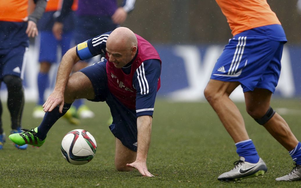 Інфантіно грає в футбол. / © Reuters