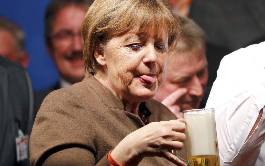 Канцлер Германии Ангела Меркель пьет пиво во время съезда партии Христианско-демократический союз во Фольксмарене, Германия. / © Reuters
