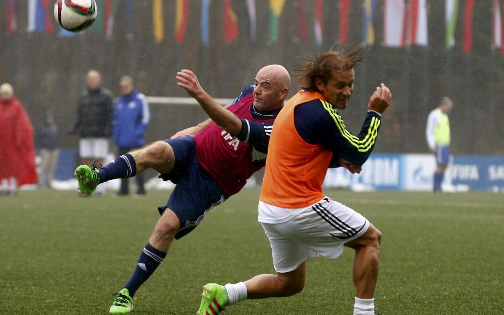 Інфантіно грає в футбол. / © Reuters