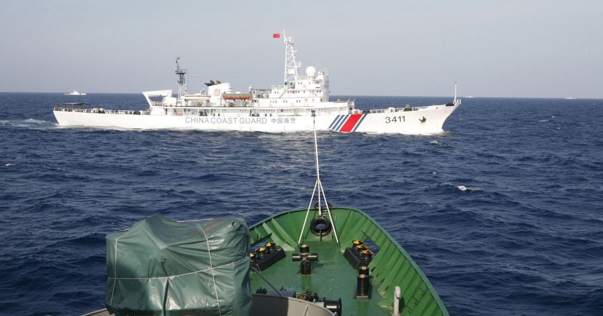 Китайский военный корабль в Южно-Китайском море у берегов Вьетнама, который также считает море своим.