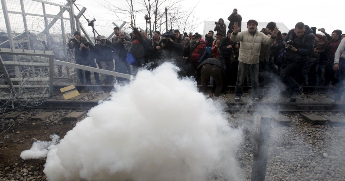 Люди разорвали колючую проволоку на заборе. / © Reuters