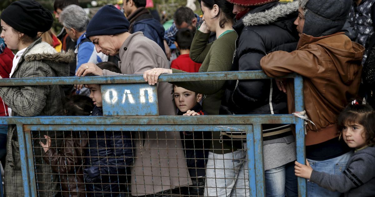 Люди разорвали колючую проволоку на заборе. / © Reuters