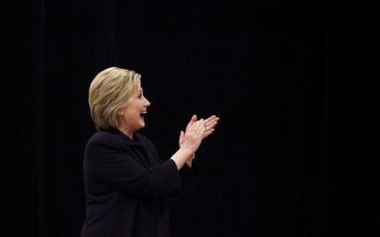 Клинтон объявила о своей победе в праймериз