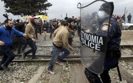 У Греції біженці погрожують самогубствами і атакують правоохоронців, аби не повертатись до Туреччини