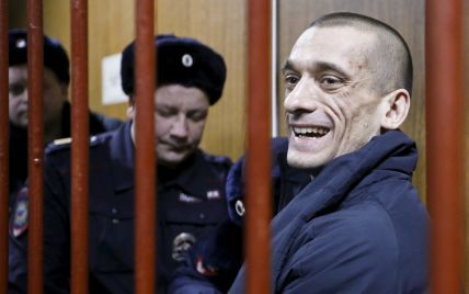 Российский суд вынес приговор художнику, который поджег дверь ФСБ