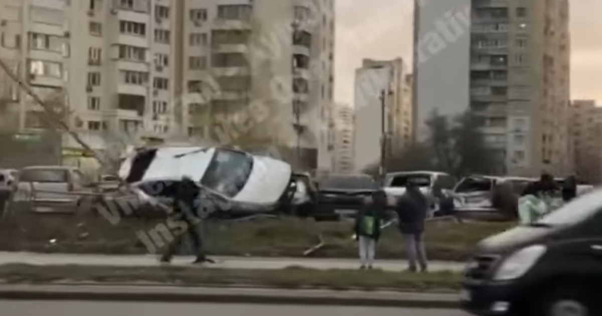 В Киеве водитель такси вылетел с дороги, опрокинулся и влетел в припаркованные авто: видео