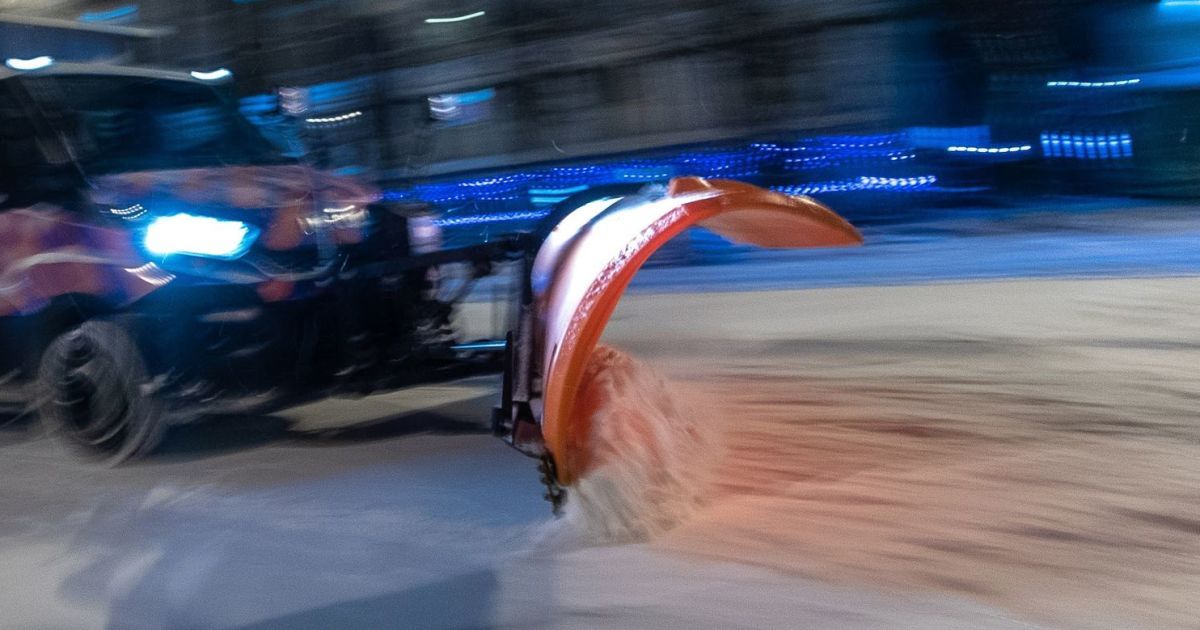 Гололедица и засыпанные магистрали: как в Днепре коммунальщики боролись со снежной стихией