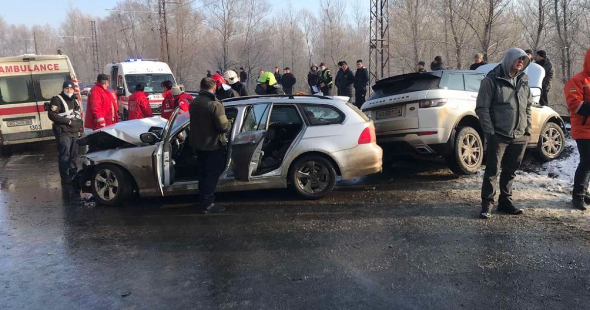 Зіткнення елітних Land Rover та BMW: на Закарпатті в ДТП постраждало 7 людей, серед яких є діти (фото)
