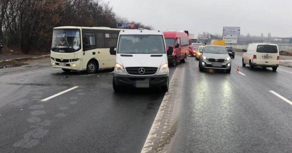Рятувальникам довелося ліквідовувати витік мастил після аварії маршруток і мікроавтобуса на трасі з Борисполя