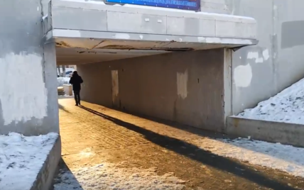 Лист металла упал прямо перед пешеходом: подземный переход на Оболони находится в угрожающем состоянии