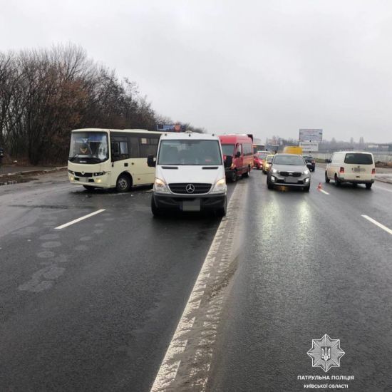 Рятувальникам довелося ліквідовувати витік мастил після аварії маршруток і мікроавтобуса на трасі з Борисполя