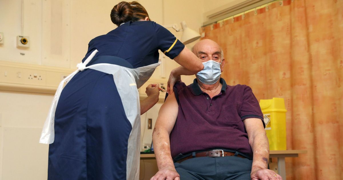 У Британії першим вакцину від коронавірусу препаратом AstraZeneca отримав 82-річний чоловік: відео