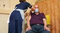 В Британии первым вакцину от коронавируса препаратом AstraZeneca получил 82-летний мужчина: видео