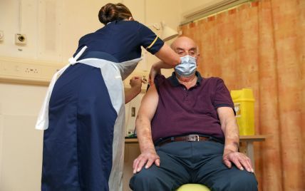 У Британії першим вакцину від коронавірусу препаратом AstraZeneca отримав 82-річний чоловік: відео