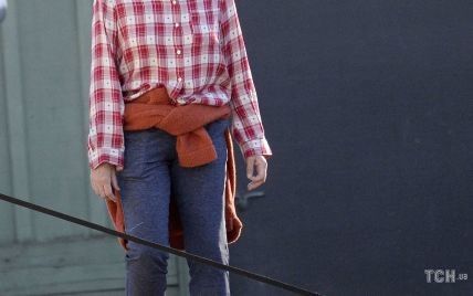 У капелюсі і картатій сорочці: Сігурні Вівер і її дочку помітили на прогулянці в Каліфорнії