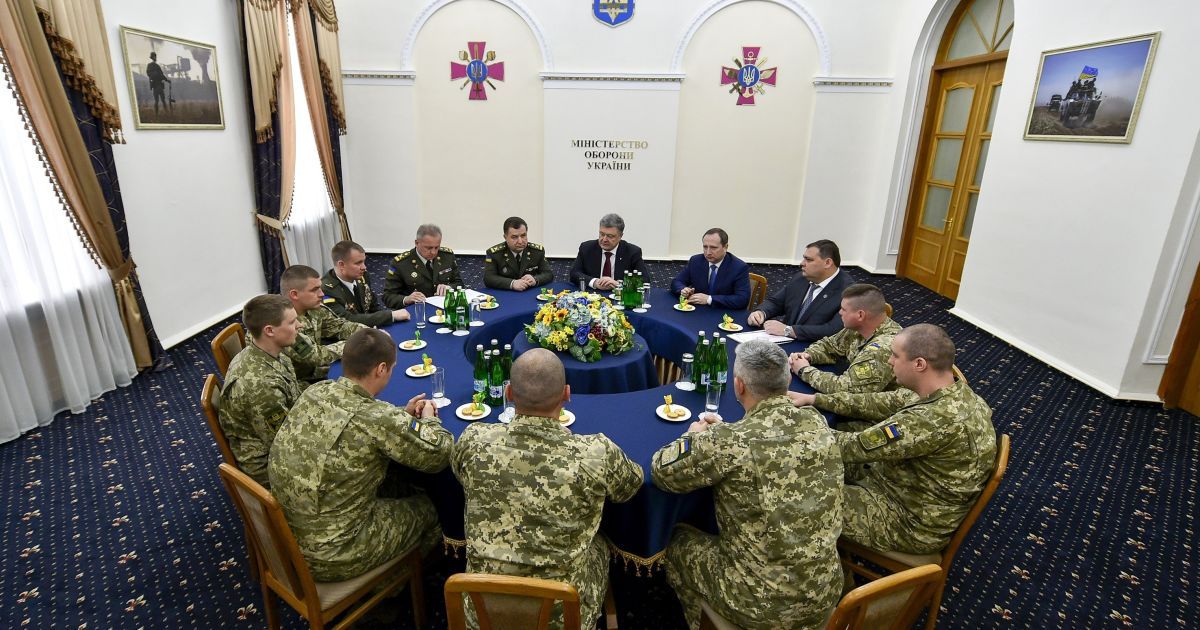 Военнослужащие требуют у Порошенко создать военные суды