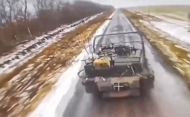Танк Abrams під ударом російських дронів / © скриншот з відео